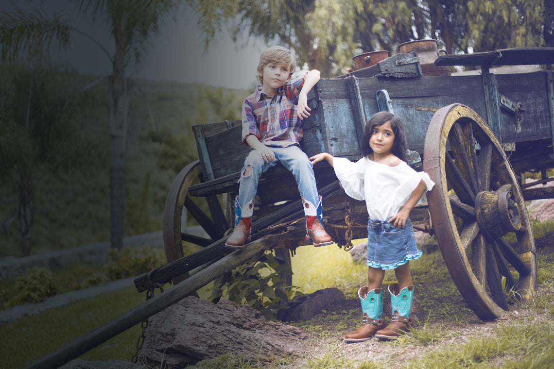 NUNCA SE ES<br>DEMASIADO<br> JOVÉN PARA<br> SER VAQUERO 